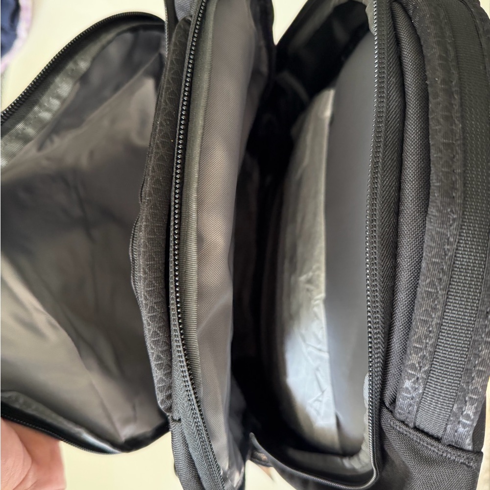 Brand new The North Face Vault Black Backpack - Picture 8 of 8
